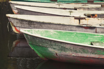 Obraz premium Old grungy rowboats moored in a row