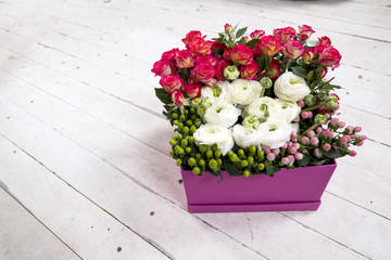 Rosen und Ranunkeln in pinker Box