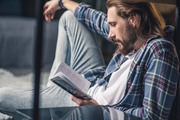 Obraz premium Man reading book