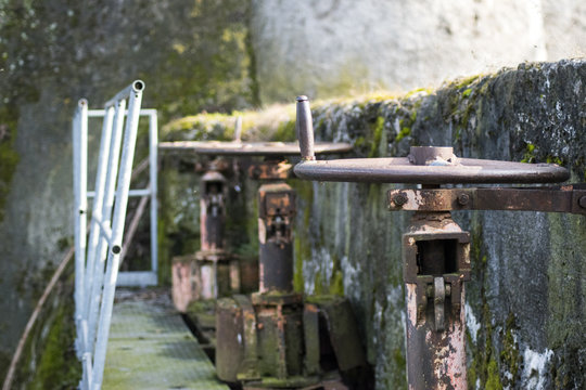 chiuse e paratie della diga lungo il fiume