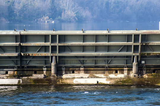 chiuse e paratie della diga lungo il fiume