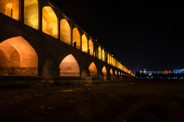 Berühmte historische Khaju-Brücke nachts in Esfahan, der Iran.