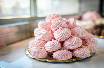 Obraz na płótnie Canvas Pink meringues in a candy shop