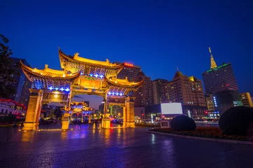 Afwasbaar Fotobehang China De Archway is een traditioneel stuk architectuur en het embleem van de stad Kunming, Yunan, China.