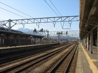 Fototapeta na wymiar 駅のホームから眺める線路