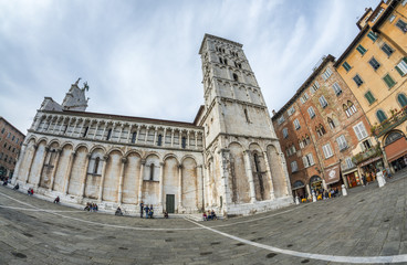 Fototapeta na wymiar LUCCA, ITALY - APRIL 2015: Tourists and locals walks in city center. Lucca attracts more than 1 million tourists annually