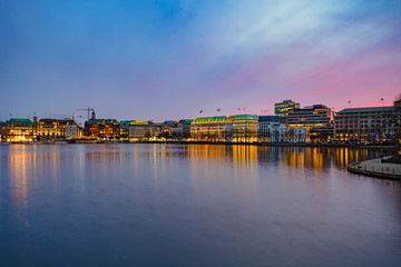 Die Binnenalster in Hamburg bei Sonnenuntergang