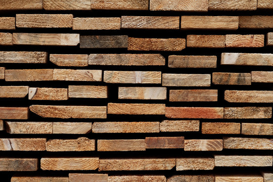Abstrakter Holz-Hintergrund: Geschichtete Querschnitte verschiedener Nadelholzlatten