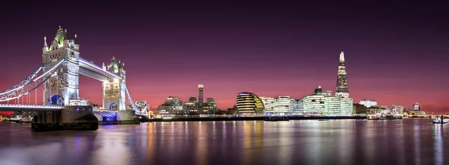 Fototapeten Panorama von der Tower Bridge bis zur London Bridge nach Sonnenuntergang © moofushi