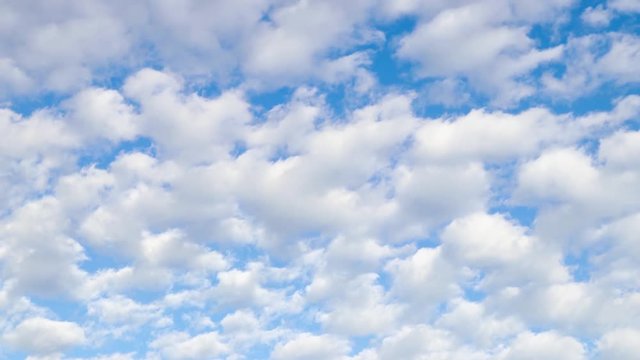 Time lapse com nuvens e c&eacute;u azul.