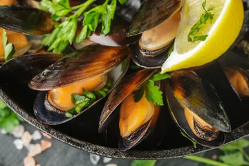 Fototapete Meeresfrüchte Muscheln in Wein mit Petersilie und Zitrone. Meeresfrüchte. Muscheln in den Schalen. Leckerer Snack für Feinschmecker. Selektiver Fokus