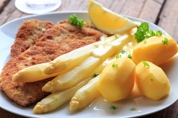 Spargel mit Schnitzel und Salzkartoffeln