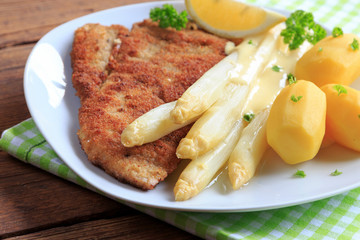Wiener Schnitzel mit Spargel und Kartoffeln