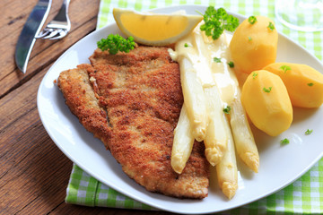 Spargel mit Schnitzel und Salzkartoffeln