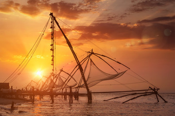Filets de pêche chinois au coucher du soleil. Kochi, Kerala, Inde
