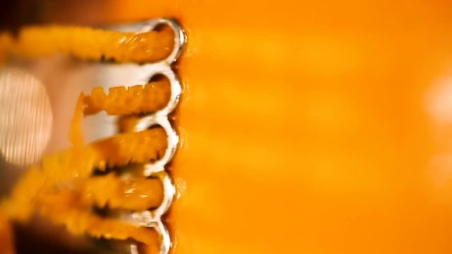 macro &eacute;corce d'orange en slow motion 