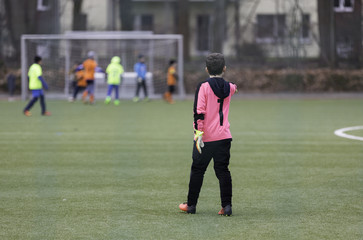 Obraz premium Jugendtorhüter mit rosa Trikot