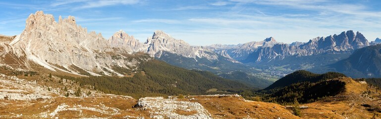 Fototapeta na wymiar Panoramic view of dolomiti around Cortina d Ampezzo
