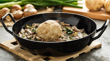 Semmelknödel mit Rahmchampignons - Bread dumpling with creamed mushrooms