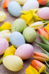 Fensteraufkleber Easter and spring decoration, flowers and eggs. © gitusik