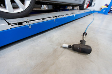 Fototapeta premium screwdriver and car at tire shop