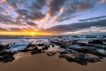 Obraz premium Sandy Beach sunrise in Honolulu, Hawaii