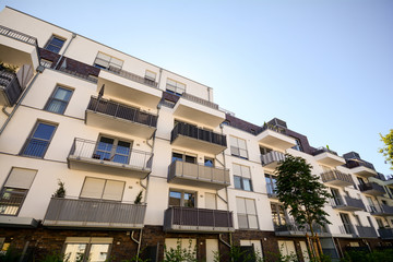 Fototapeta premium Neues modernes Wohnhaus in der Stadt - Mehrfamilienhaus, Mietshaus
