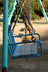ブランコ　小さな公園のブランコです。誰も遊んでいません。