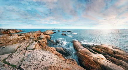 Crédence de cuisine en verre imprimé Scandinavie Beau bord de mer rocheux panoramique
