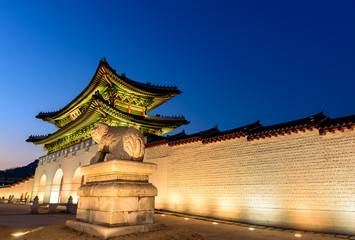 Fototapeta premium Gyeongbokgung Palace At Night In South Korea, with the name of the palace 'Gyeongbokgung' on a sign