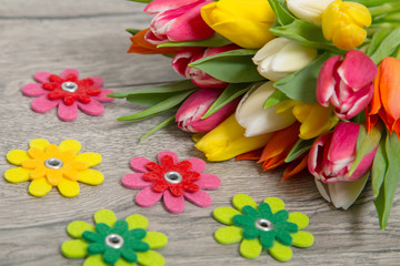 Tulpen auf Holzhintergrund