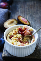 Crumble plum pie