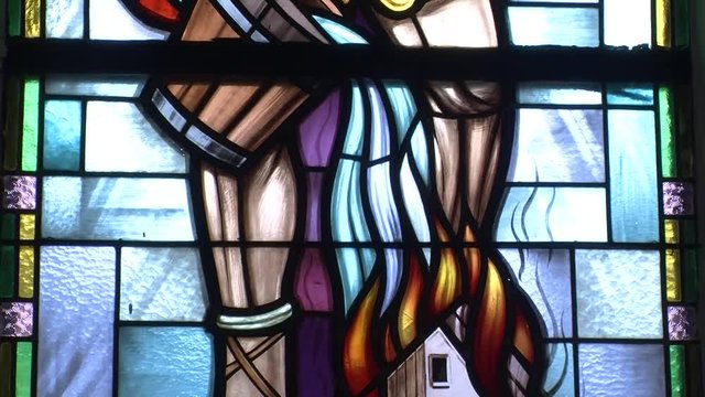 Bemaltes Kirchenfenster (Hl. Florian)  - vertikaler Kameraschwenk