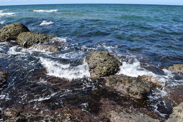 庄内海岸 ／ 奇岩怪石の磯が続く、山形県庄内海岸の岩場風景です。