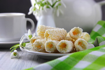 вафли с кокосовой стружкой,сливочной начинкой и цветами