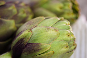 Obraz premium Carciofi su tavola di legno