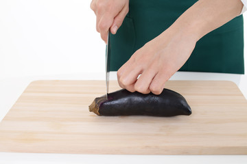 野菜を切る女性