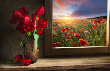 Fototapety  Bukiet kwiatów tulipanów w wazonie vintage na półce na szorstkim drewnianym tle, rustykalny wystrój wnętrz