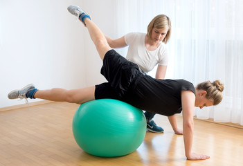 Physiotherapie Mobilisation der Wirbelsäule in Rotation mit dem Gymnastikball