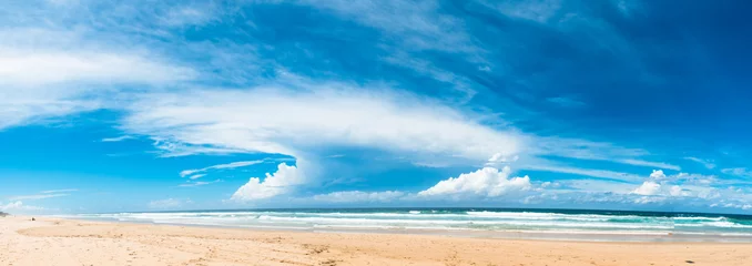 Poster Het panoramische uitzicht op het oceaanstrand met prachtige heldere bewolkte hemel in Gold Coast, Australië © purmakdesigns