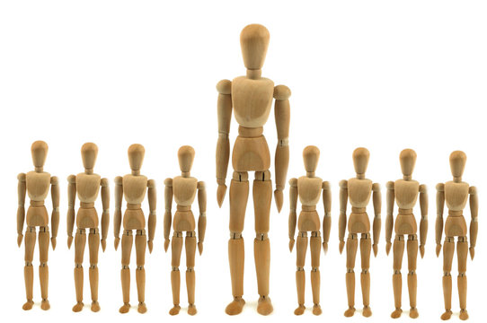Grand mannequin en bois et petits mannequins en bois 