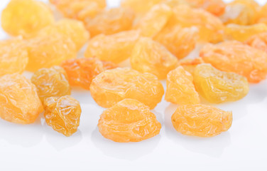 Fototapeta na wymiar Yellow sultanas raisins isolated on white background cutout