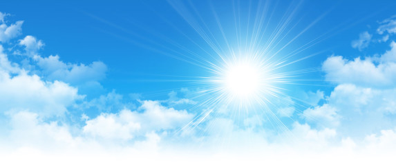 Obraz premium Wczesne słońce w pochmurne niebo niebieskie