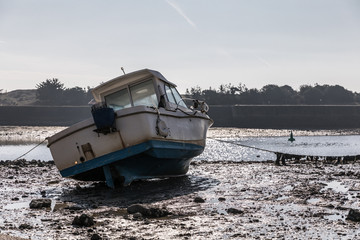 Bateau à marée basse dans le port de Saint-Gilles Croix de Vie (France)