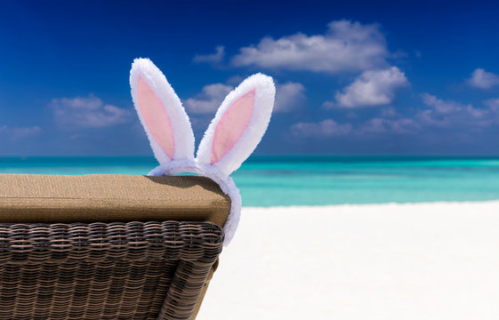 Osterhasen Ohren auf Liegestuhl am tropischen Strand