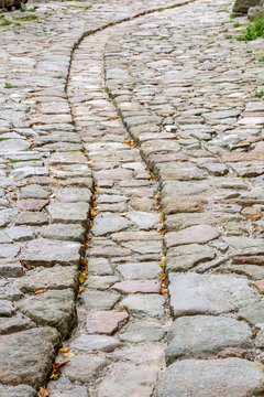 rue empierr&eacute;e, pav&eacute;e avec caniveau au milieu, la Garde-Gu&eacute;rin, Loz&egrave;re, France