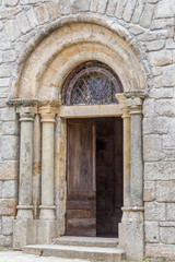 Fototapeta na wymiar église romane Saint-Michel de la Garde-Guérin à Prévenchères, porche d'entrée 