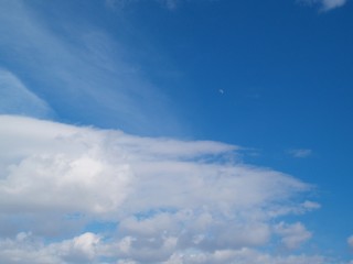 雲と月