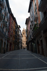 Fototapeta na wymiar Paesi Baschi, Spagna: i vicoli di Pamplona, la città della festa di San Fermin con la sua corsa dei tori, con la Cattedrale sullo sfondo 