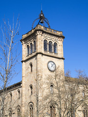 Fototapeta na wymiar Torre y reloj de la Universidad de Barcelona,Cataluña,España